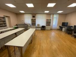 В библиотеке имеются книгохранилище и читальный зал, в котором 14 посадочных мест. В читальном зале обучающиеся могут работать на компьютерах с возможностью выхода в Интернет.
Компьютерное и мультимедийное оборудование
Персональный компьютер библиотекаря (мышь, монитор, клавиатура, системный блок) – 1 шт
Персональный (мышь, монитор, клавиатура, системный блок) для занятий учащихся – 3 шт
Принтер – 1 шт
Колонки компьютерные– 1 шт
Проектор – 1 шт
Телевизор – 1 шт
Мебель, в том числе специализированная
Стол офисный библиотекаря– 1 шт
Стул офисный библиотекаря -1 шт
Библиотечная картотека – 1 шт
Шкафы книжные стеклянные -4 шт
Шкафы выставочные – 5 шт
Книжные полки -20 шт
Стол для занятий учащихся  – 6 шт 
Стулья  – 12 шт